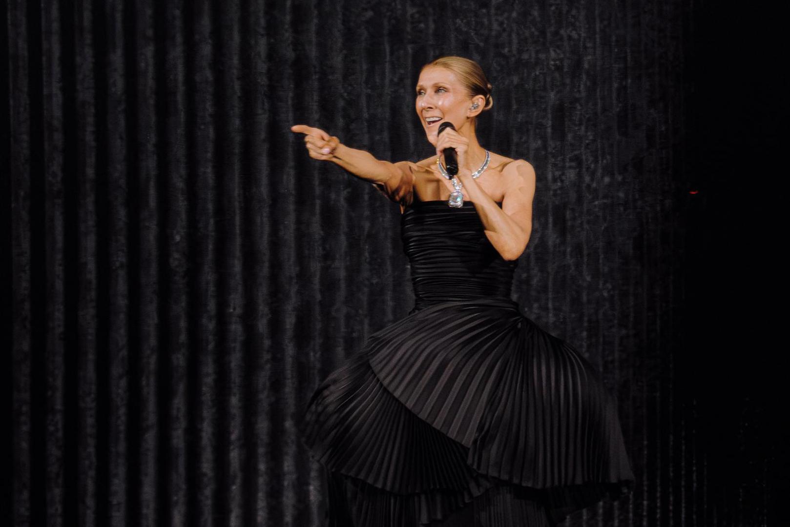 Svjetla Plenitude Arene prigušila su se točno 47 minuta nakon najavljenog početka, a onda je na pozornicu u crnoj haljini i s dijamantnom ogrlicom zakoračila ona. Celine Dion (58) vratila se, pišu strani mediji.