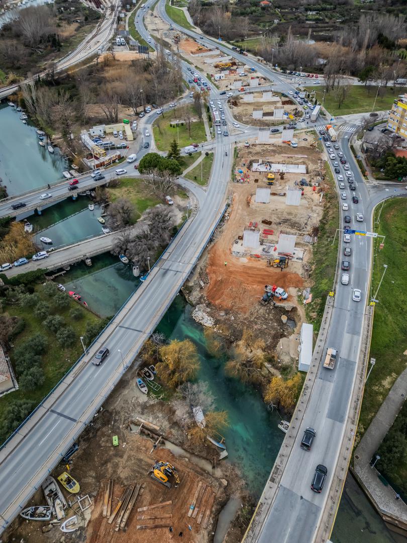 Radovi na rekonstrukciji jednog od najopterećenijih križanja u Splitsko-dalmatinskoj županiji ušli su u novu fazu. Investicija vrijedna 18 milijuna eura stigla je do izgradnje 500 metara dugog mosta preko rijeke Jadro u Solinu.
