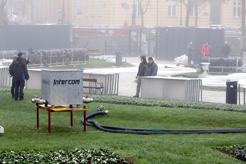 Zagreb: Postavljanje klizališta na Trgu kralja Tomislava