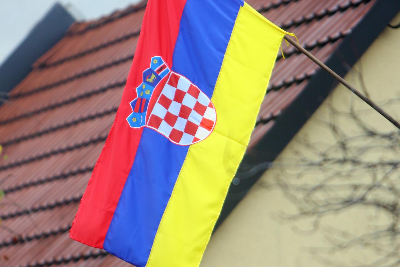 Duga Resa: U dvorištu kuće postavljena zastava s hrvatskim grbom i neobičnim bojama