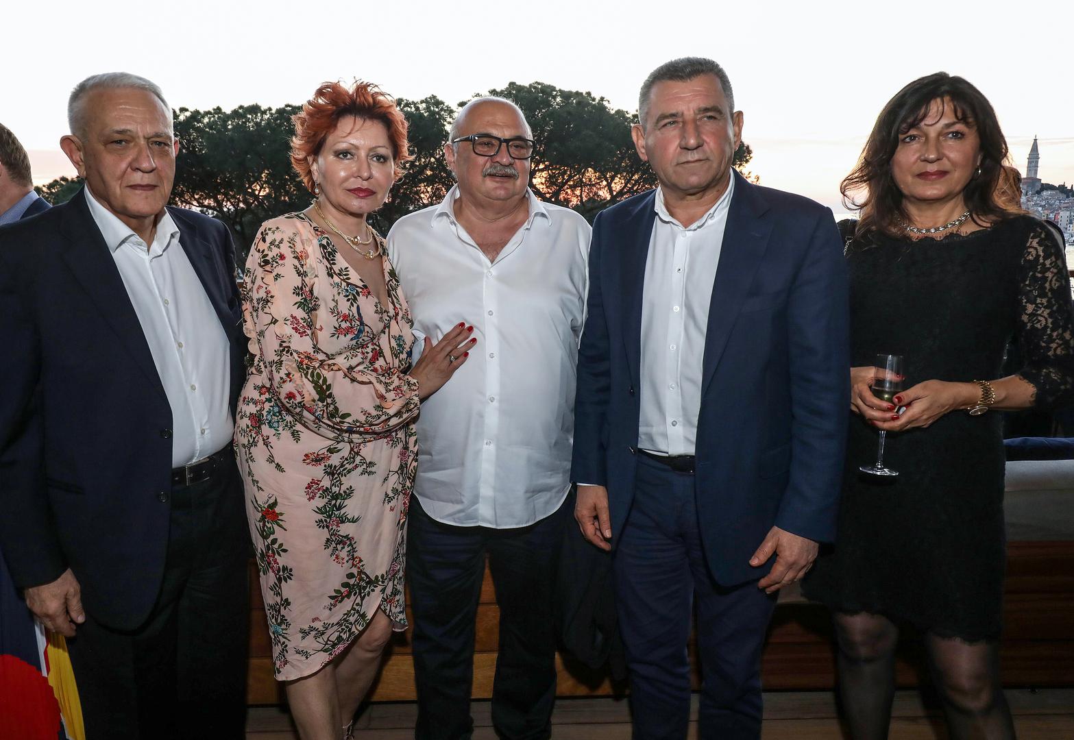 Prema riječima njezinih prijatelja i poznanika, jedanaest godina bez supruga podnijela je prolazeći kroz dva posebno teška razdoblja.
