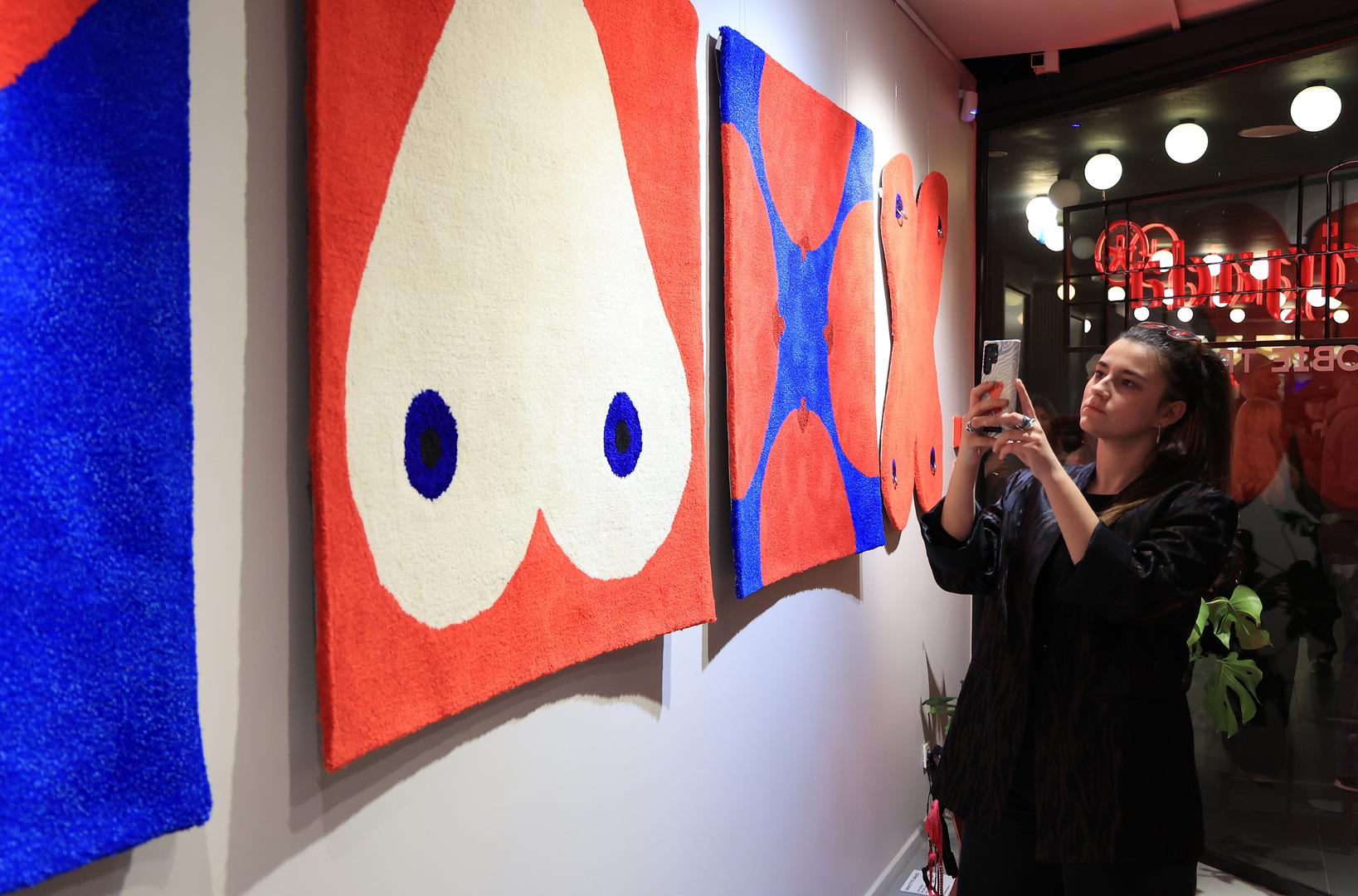 Tepisi i tapiserije nastali su u suradnji s reGalerijom, tvrtkom koja već više od pedeset godina ručno proizvodi unikatne komade tepiha i tapiserija, a koji su u ovome slučaju izrađeni od prirodnih materijala poput vune i lana.