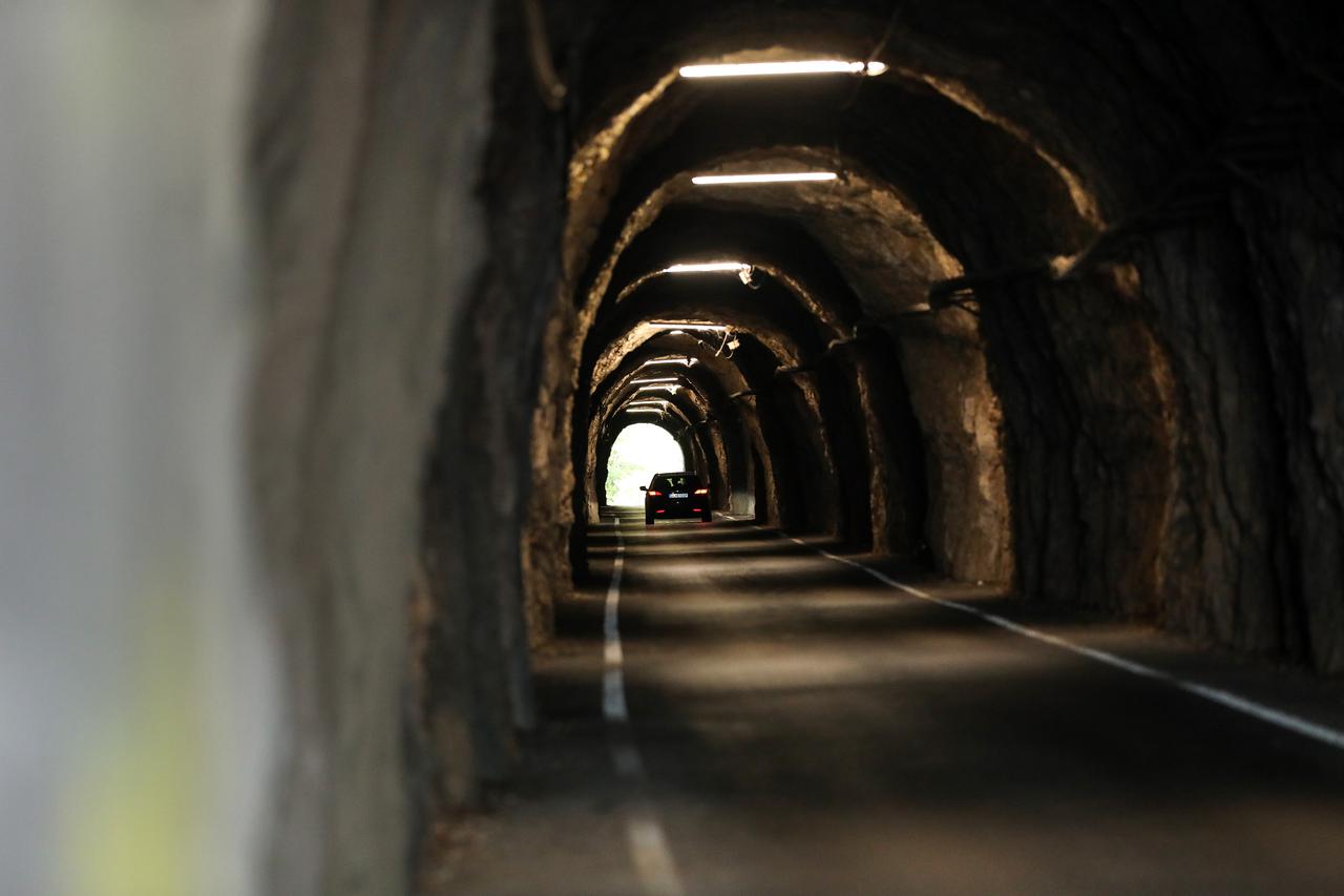 Prije pola stoljeća mještani su sami prokopali mali tunel koji je preporodio pelješki kraj