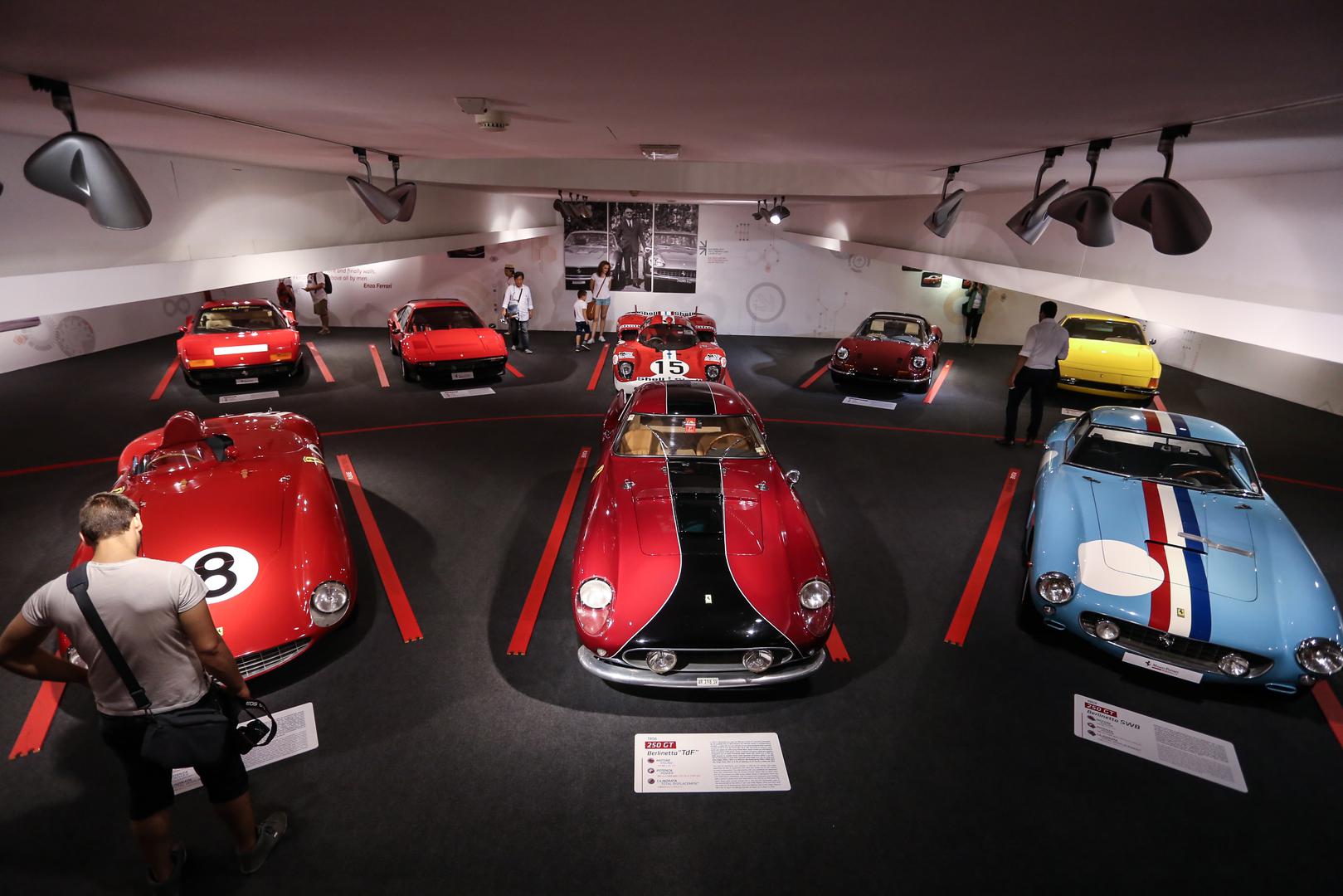 U muzeju Galleria Ferrari, smještenom uz trkaću stazu Fiorano, izloženi su stari modeli trkaćih i cestovnih automobila