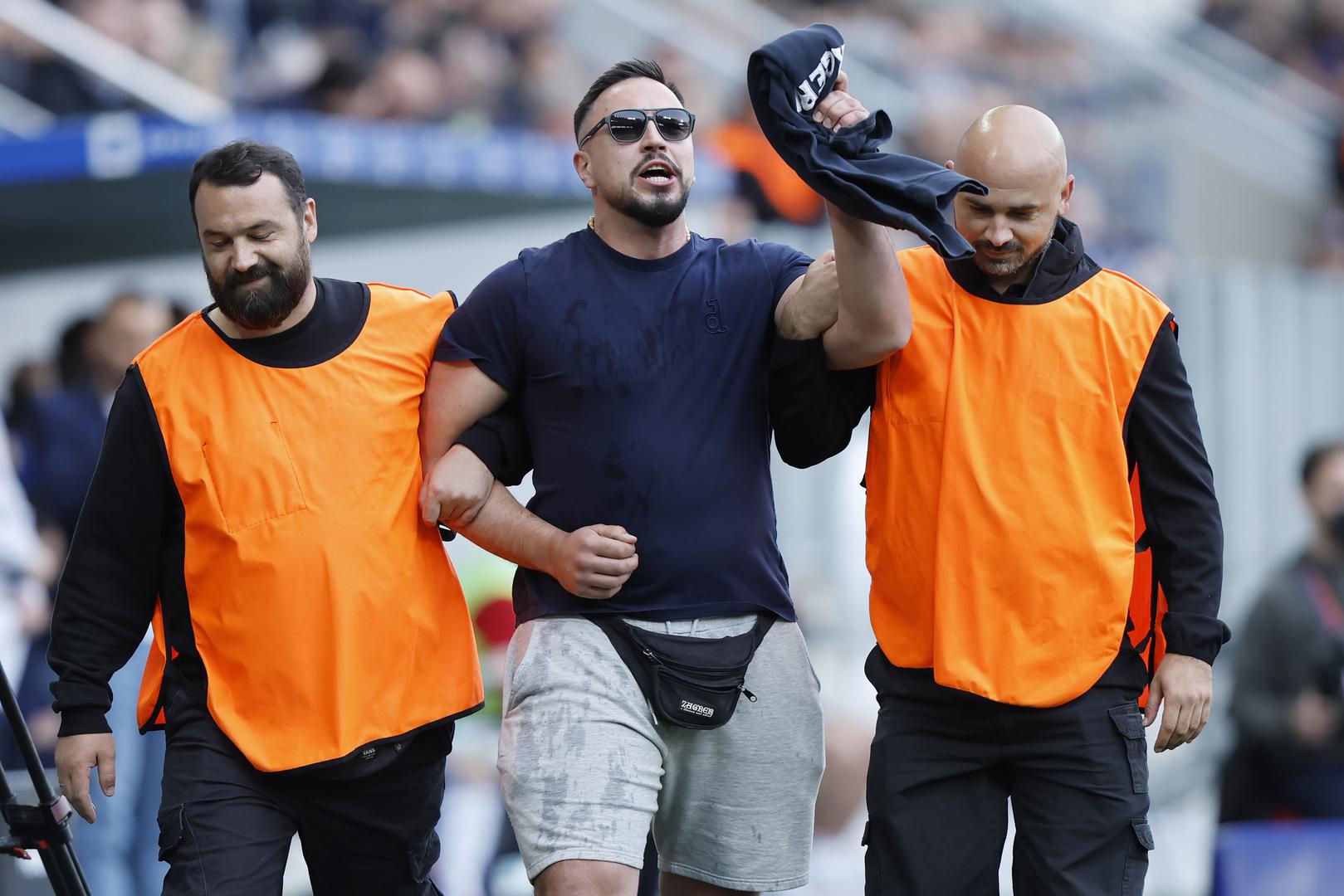 Zaštitari su u ovom trenutku strahovito sporo reagirali. Dotični navijač je 'trčkarao' po terenu cijelu minutu dok organi reda na stadionu nisu reagirali i izveli ga s terena. 