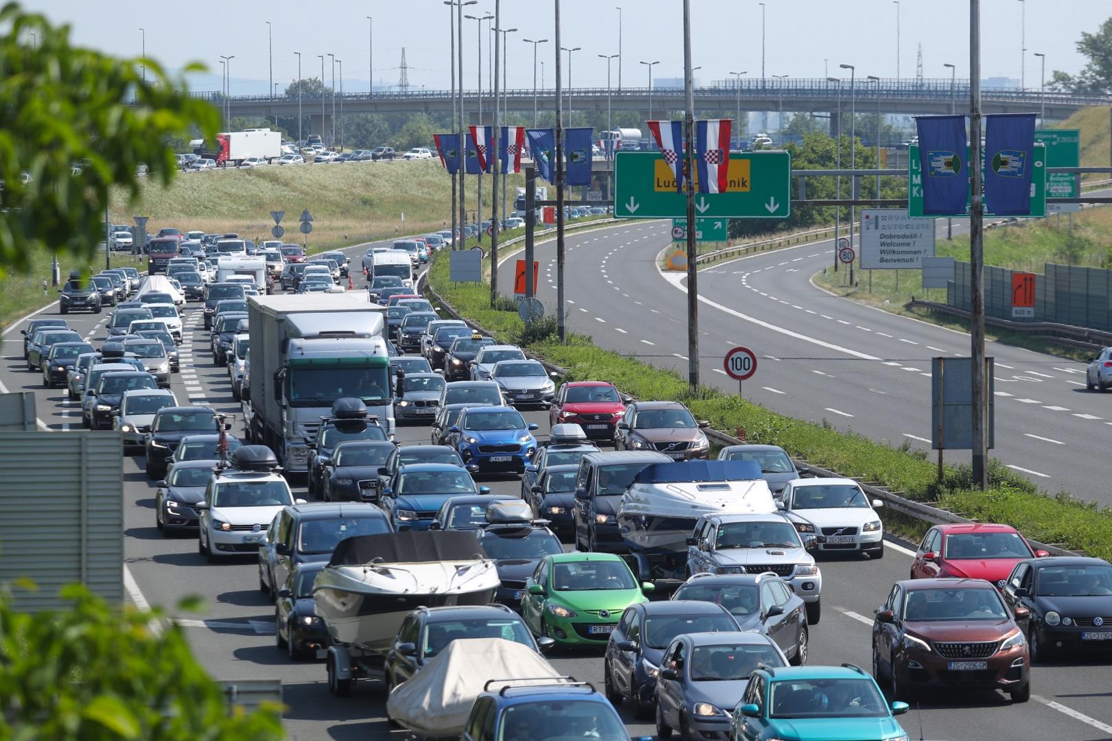 18.06.2021., Zagreb - Guzva na naplatnim kucicam Lucko u smjeru prema moru. Photo: Zeljko Lukunic/PIXSELL