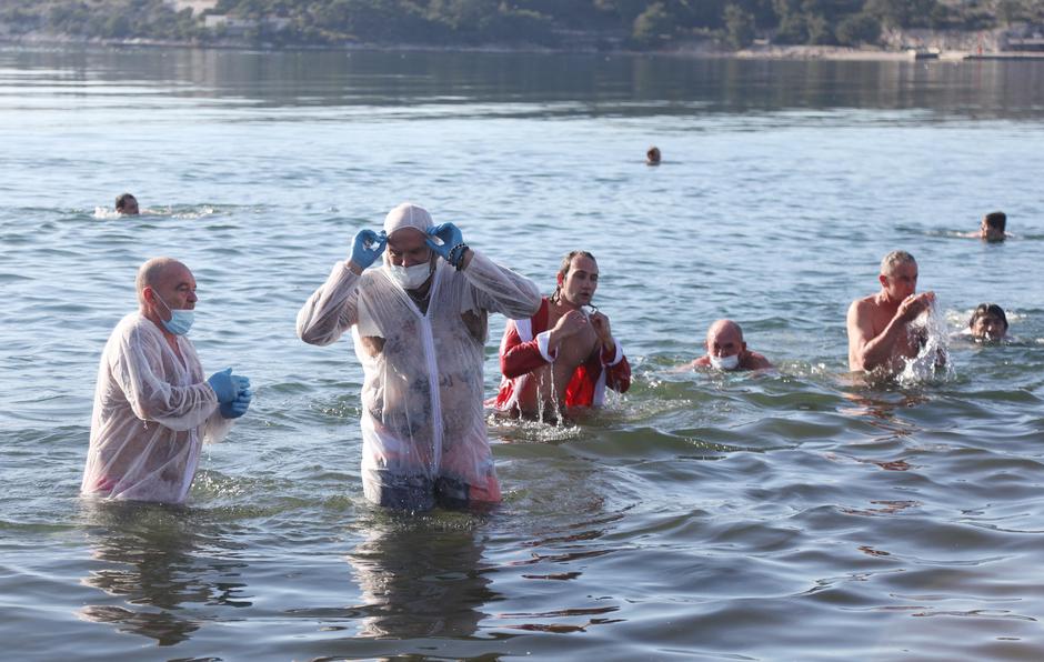 U Šibeniku prvog dana u 2022. organizirano kupanje u COVID zaštitnim odijelima