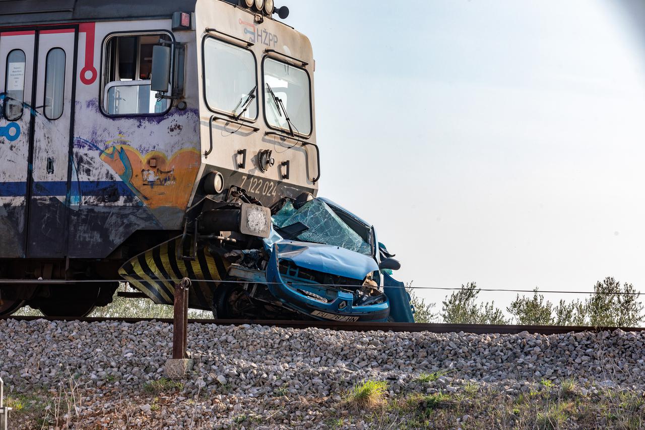 Vodnjan: Vlak naletio na automobil, jedna osoba poginula