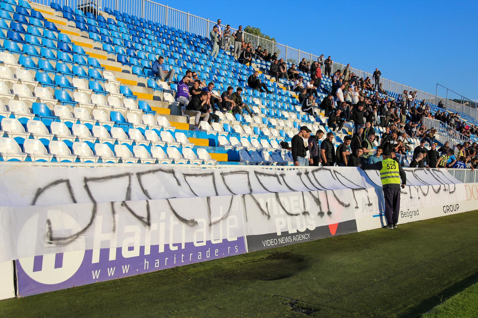 Prekid nije dugo trajao, a tenzije na tribinama i na travnjaku uskoro su se stišale i utakmica je nastavljena