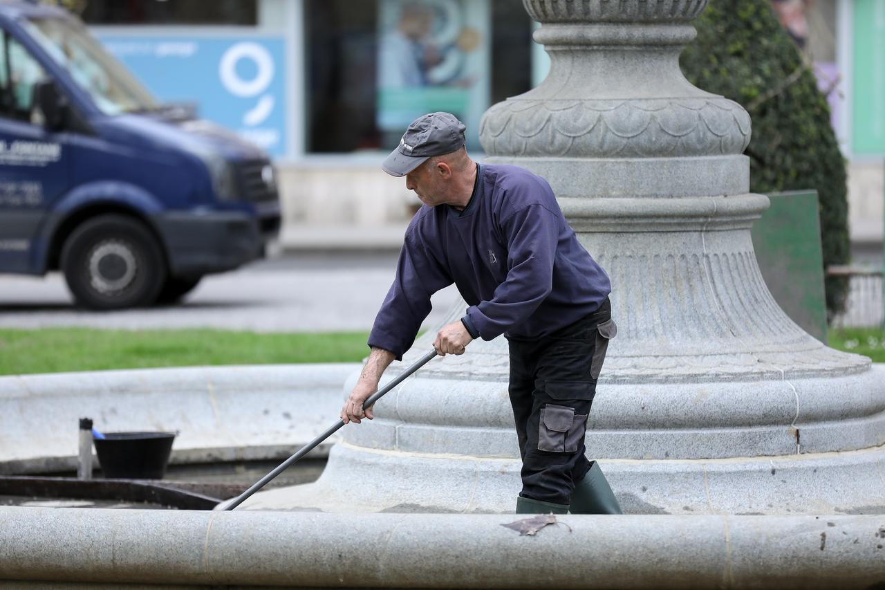 Zagreb: Proljetno čišćenje fontane na Zrinjevcu
