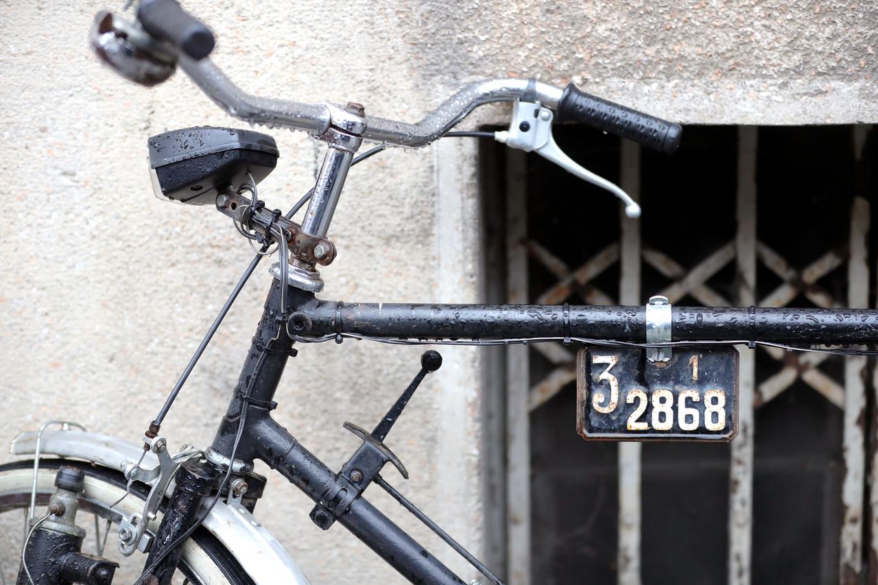 Zagreb: Starinski bicikl poseban po svom mjenjaču, ali i tablici