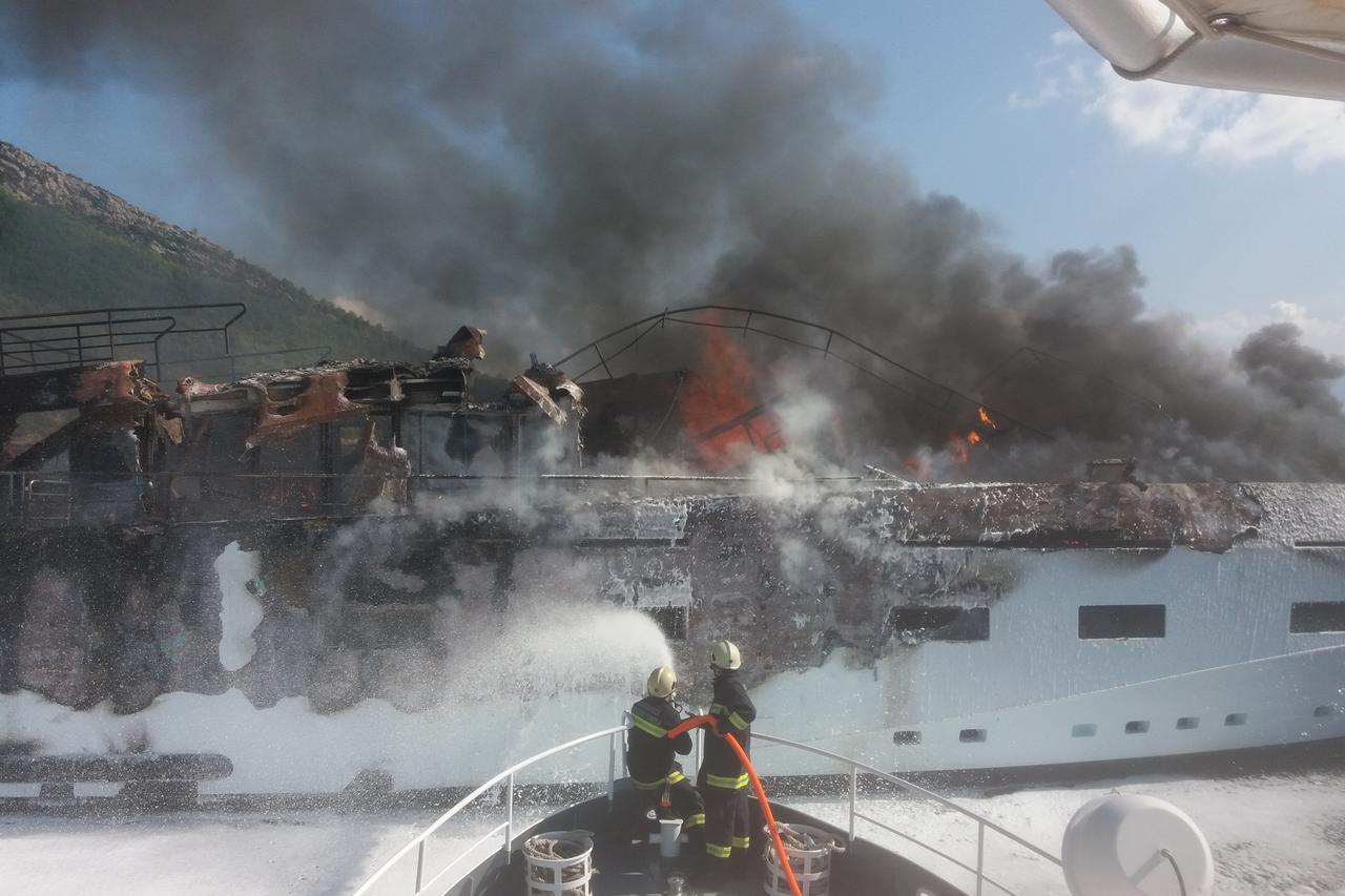 Gori jahta kod Pelješca