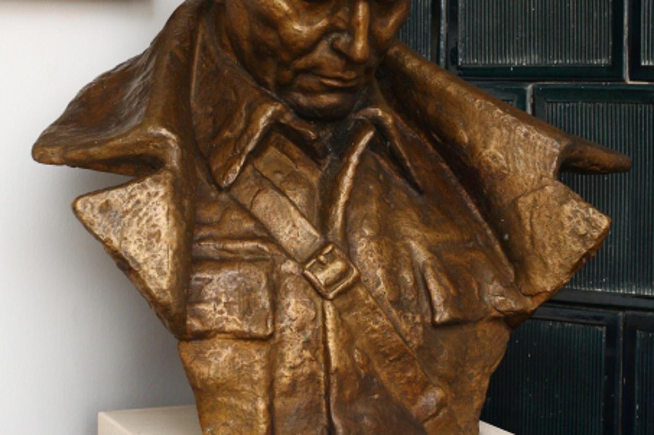 josip broz tito,titova bista
