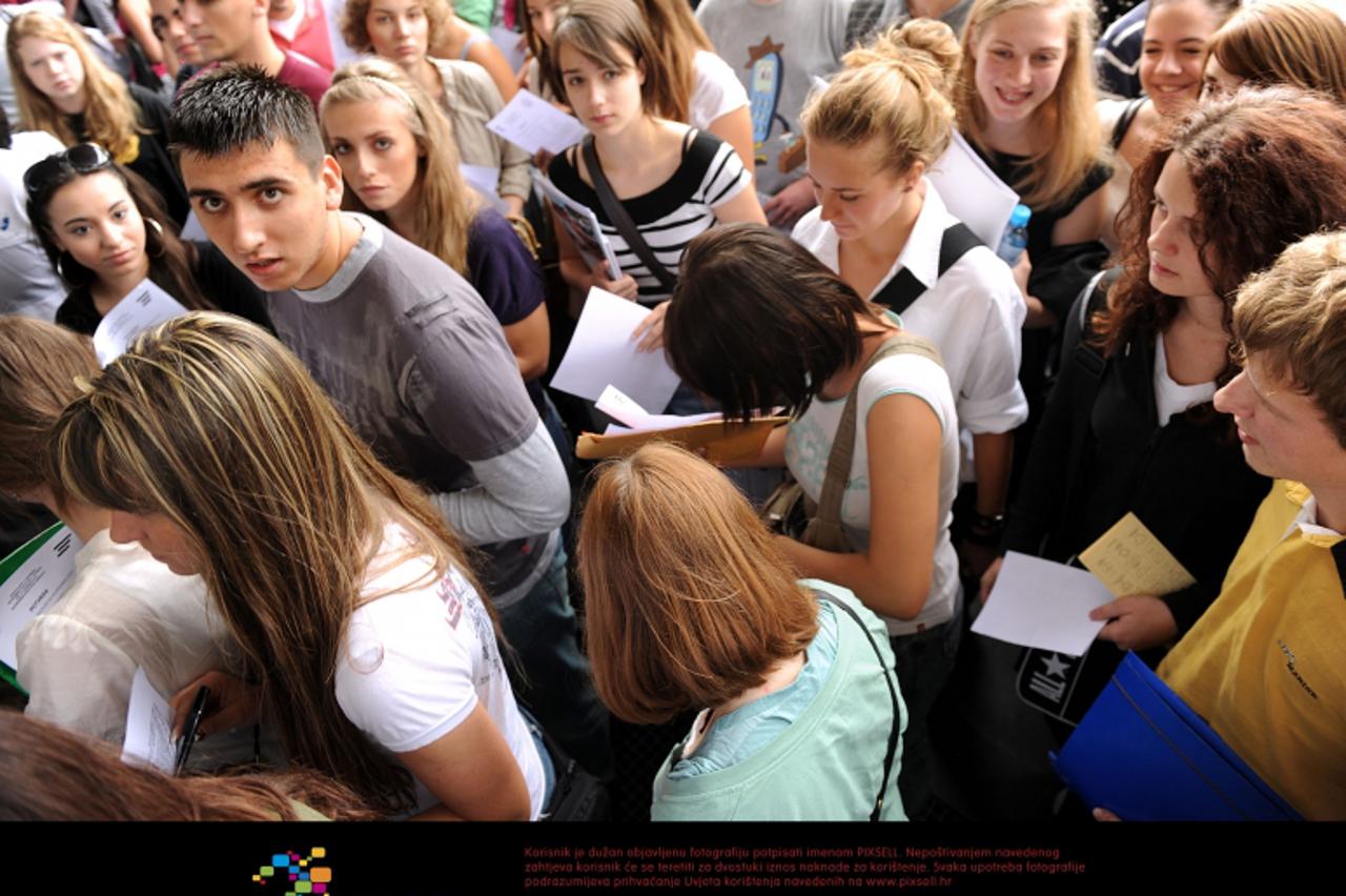 '13.07.2009., Zagreb - Studenti dolaze na prijemni ispit na Ekonomski fakultet za upis, ispred ulaza docekale su ih velike guzve.  Photo: Goran Stanzl/Vecernji list'