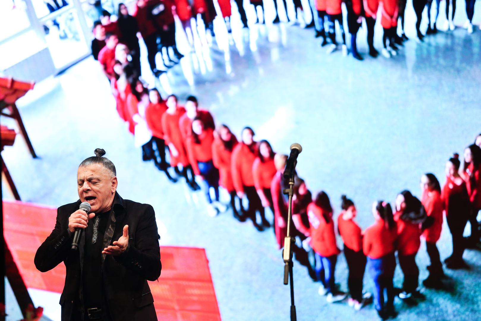 Svi se sjećamo legendarnog frontmena grupe Parni valjak, pokojnog Akija Rahimovskog koji nas je napustio 22. siječnja 2022. godine u 67. godini života. 