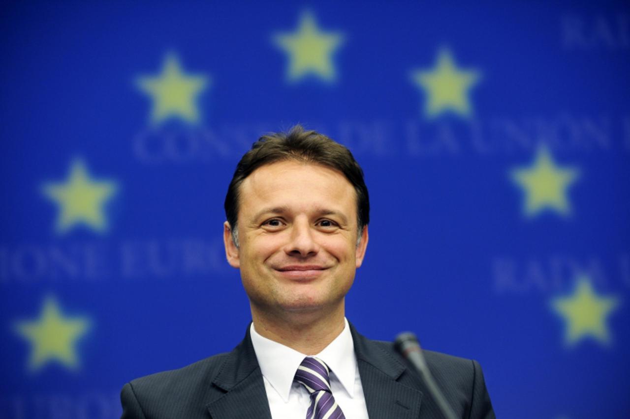 'Croatia\'s Foreign Minister Gordan Jandrokovic holds a news conference after an EU-Croatia accession conference in Brussels June 30, 2010.  REUTERS/Jan Van de Vel   (BELGIUM - Tags: POLITICS)'