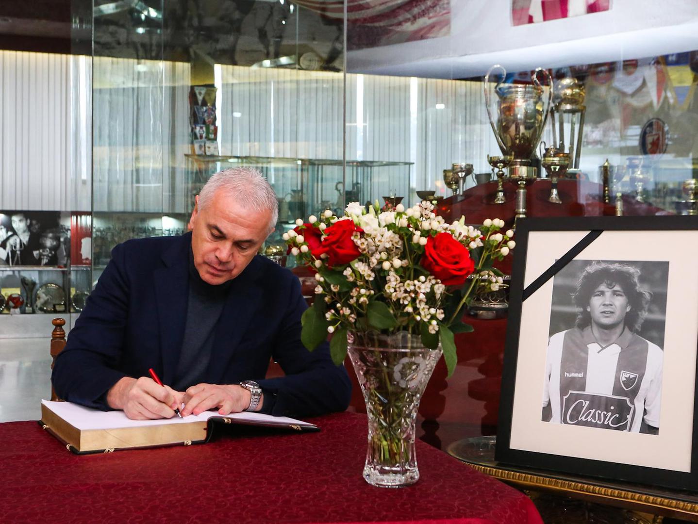 17, December, 2022, Belgrade - The book of mourning on the occasion of the death of Sinisa Mihajlovic was opened in the Red Star FC Museum. Zvezdan Terzic.    17, decembar, 2022, Beograd - Knjiga zalosti povodom smrti Sinise Mihajlovica otvorena je u Muzeju FK Crvena zvezda.     Photo: FK Crvena zvezda/ATAImages/PIXSELL