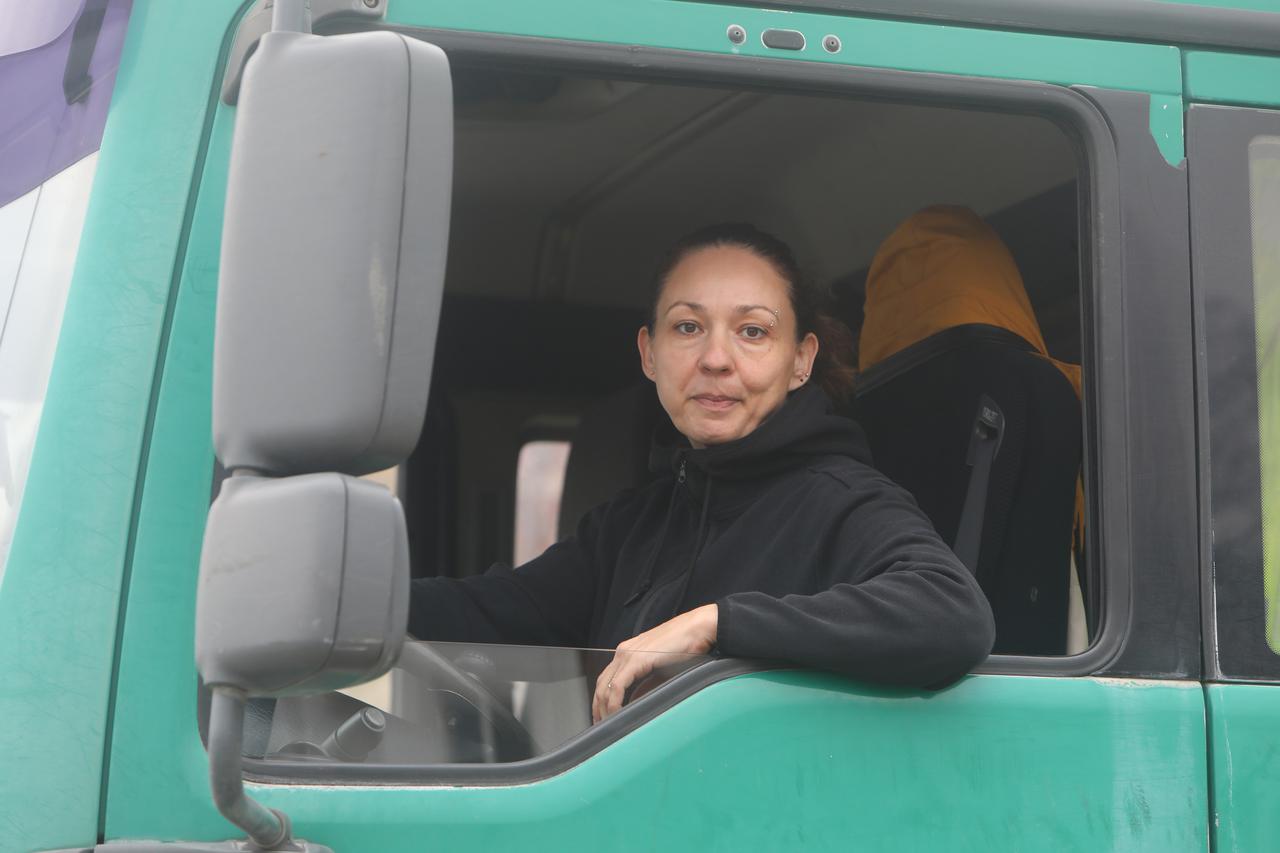 Žena koja ruši stereotipe: Jelena je prva i jedina vozačica kamiona u karlovačkoj Čistoći