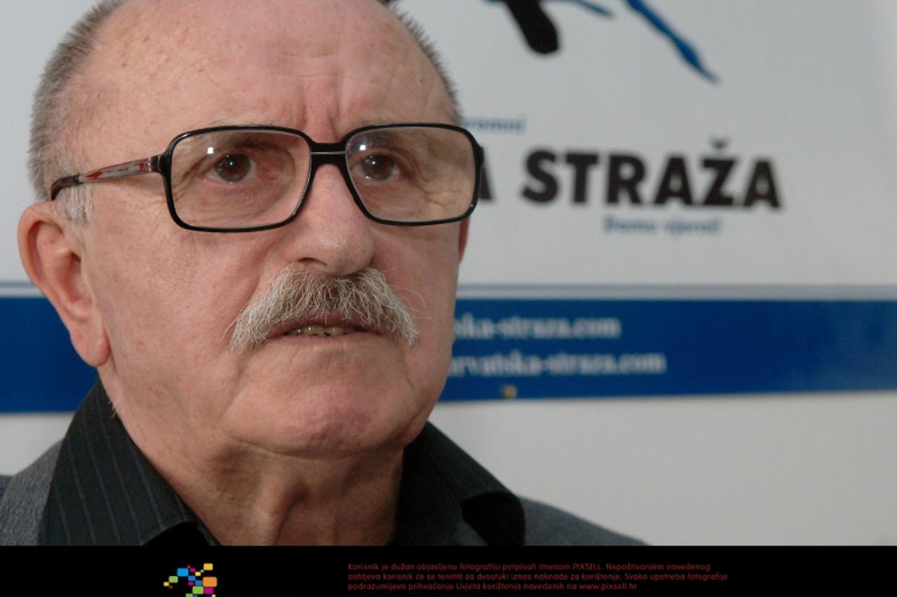 '15.02.2011,Osijek - U prostorijama udruge Hrvatska straza odrzana je press konferencija na kojoj je ratni ministar MUP-a Ivan Vekic pozvao udruge da se udruze i zajedno izadju na ulice kako bi vlasti