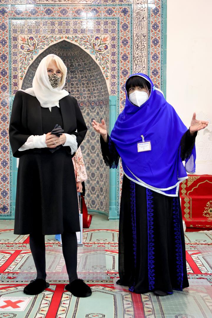 Vojvotkinja od Cornwalla nedavno je posjetila džamiju u Londonu i kada je ulazila u džamiju skinula je svoje crne čizme i obula je udobne papuče.