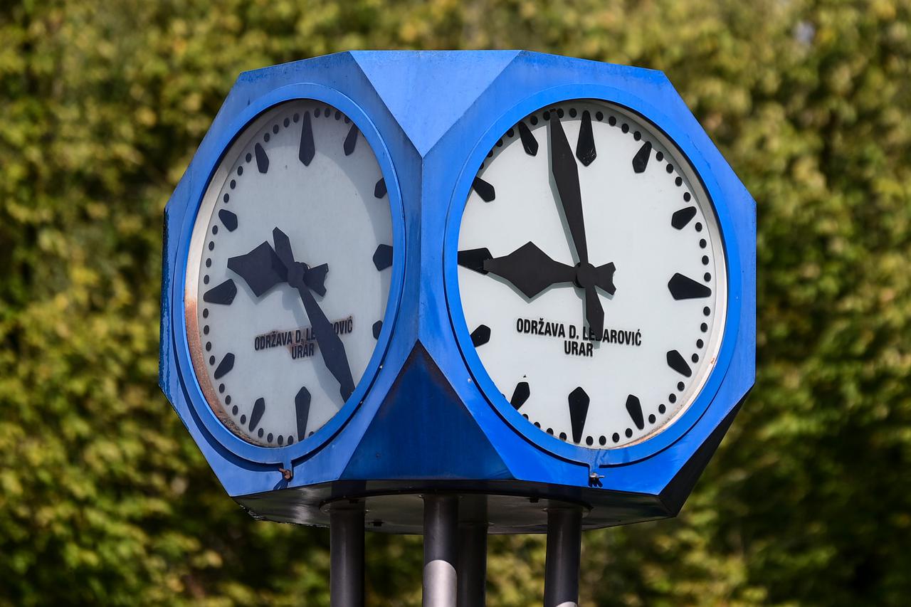 Zagreb: Sat koji pokazuje različito vrijeme izaziva nedoumicu kod prolaznika