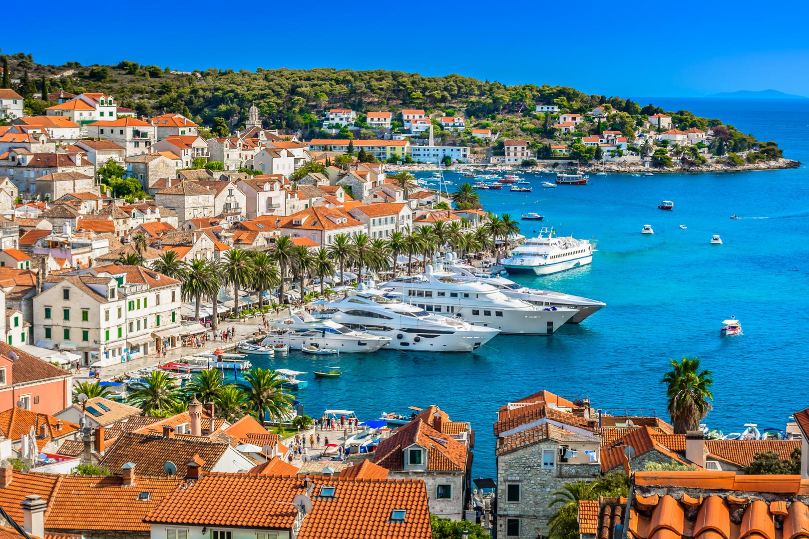 Hvar je najsunčaniji otok u Hrvatskoj s oko 115 sunčanih dana u godini. Ovo je jedno od najljepših mjesta na svijetu sa svojim bijelim prekrasnim plažama i povijesnim zgradama oko gradova. Grad Hvar čuvaju zidine iz 13. stoljeća, tvrđava i skriva glavni trg izgrađen u doba renesanse.