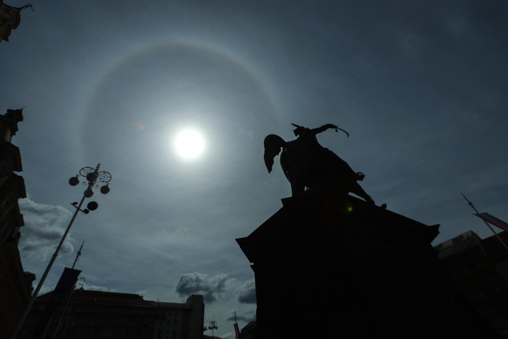 Halo nastaje kada se sunčeva ili mjesečeva svjetlost prelama i reflektira kroz ledene kristale u visokom sloju oblaka, najčešće u cirusima. Ti kristali tvore svjetlosni prsten oko Sunca, koji može imati duge nijanse i pojavljuje se najčešće pod kutom od 22 stupnja.