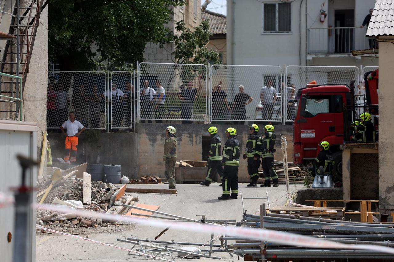 Pao strop u brodogradilištu u Trogiru, jedna osoba je zarobljena pod ruševinama