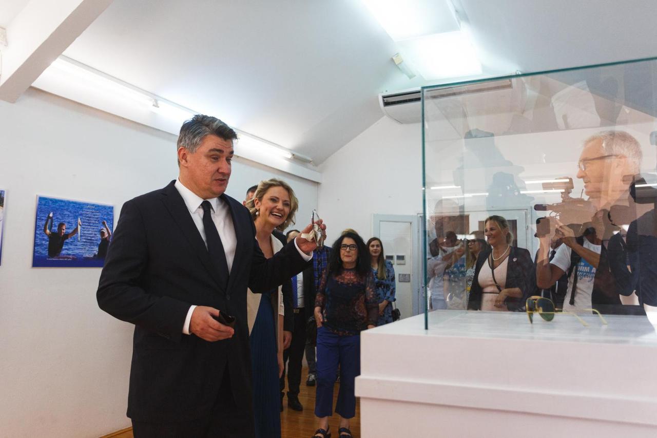 Vela Luka: Predsjednik Milanović razgledao izložbu Oliver u Luci Luka