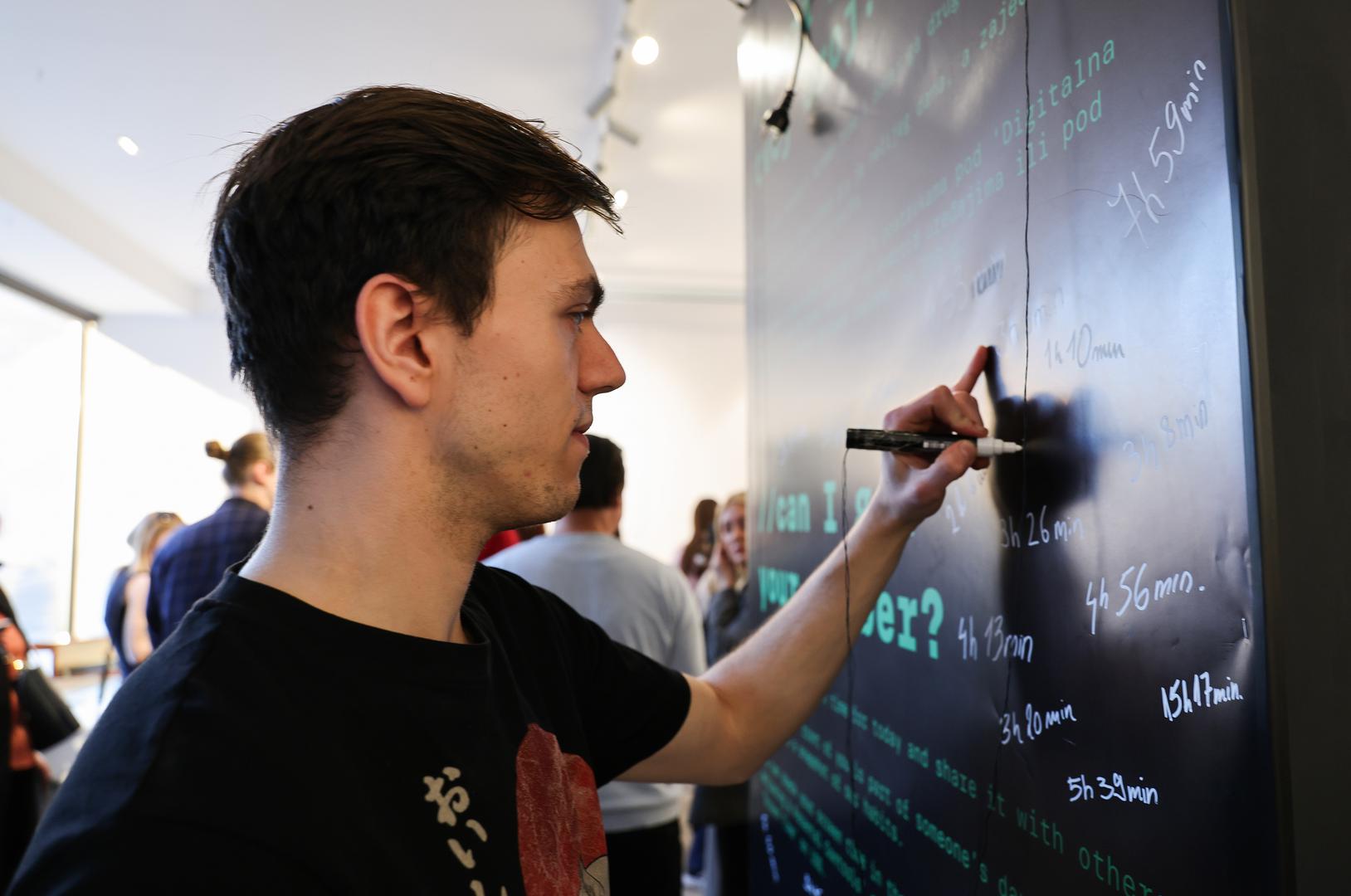 Izložbu su otvorili voditelji projekta Mate Marić, Željka Miklošević, Koraljka Vlajo i Tessa Bachrach-Krištofić zajedno sa autoricama izložbe
