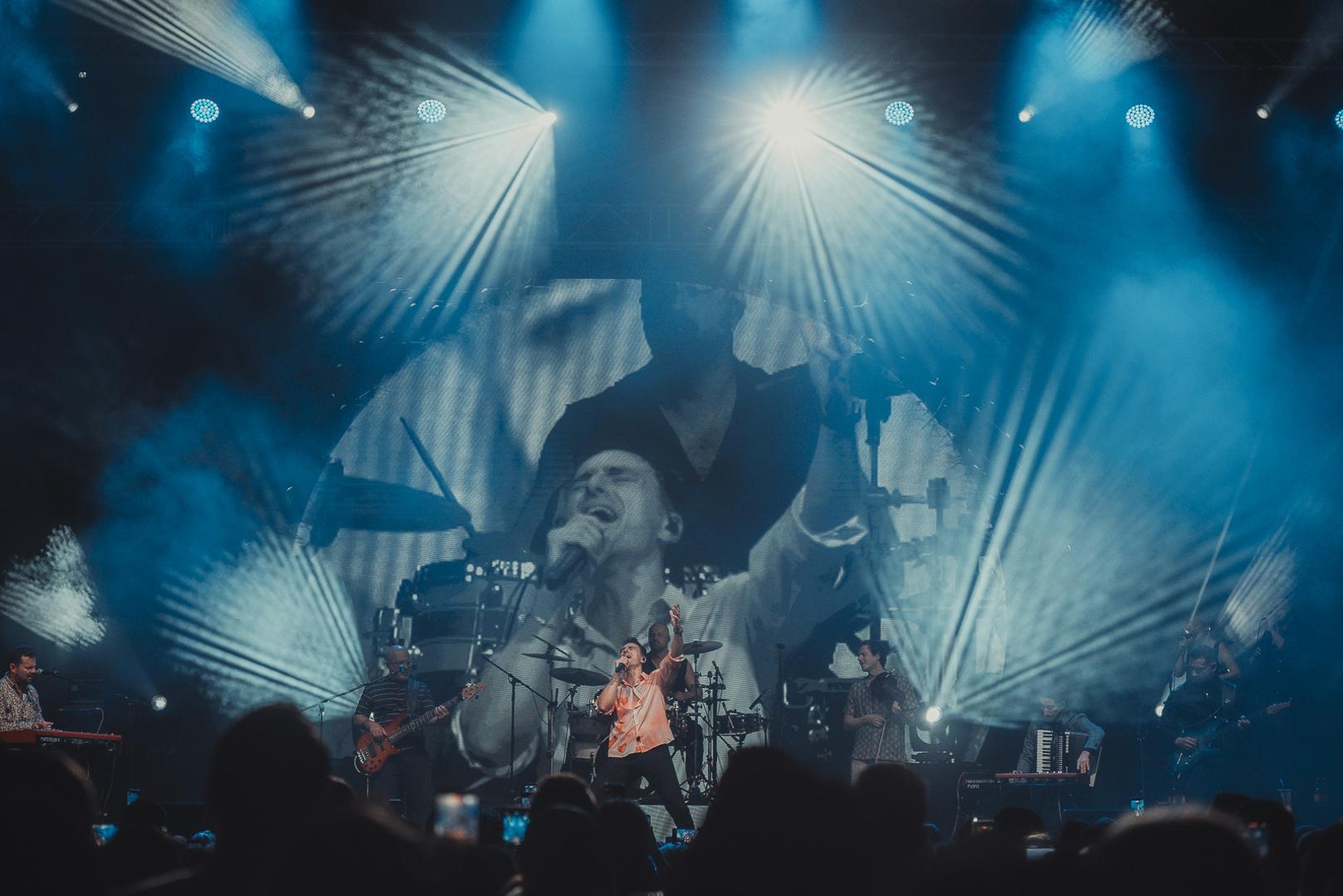 Između pjesama, Šoše se obraćao Varaždincima iskreno i zahvalno, ističući koliko mu znači što upravo na Valentinovo dijeli svoju glazbu s publikom koja je svaku emociju vraćala dvostruko.