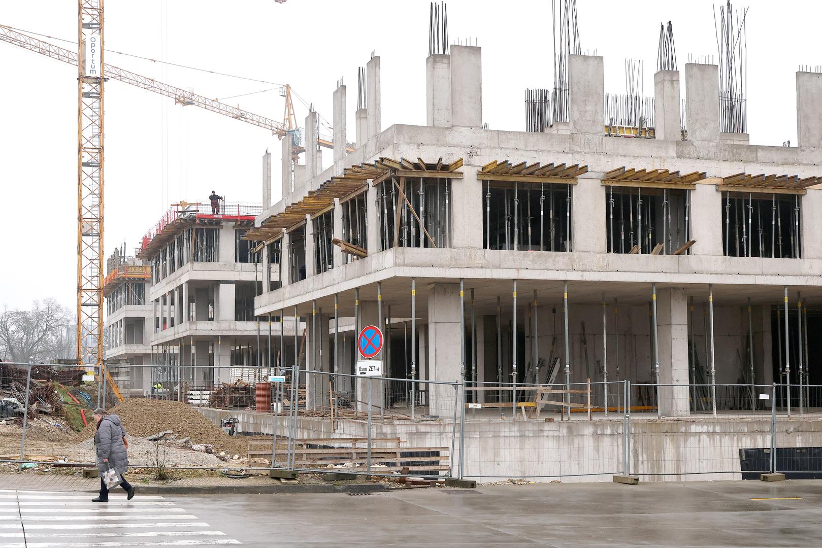 Nakon što je stari derutni objekt uklonjen počelo se raditi na novom, a riječ je o poslovnoj građevini. 