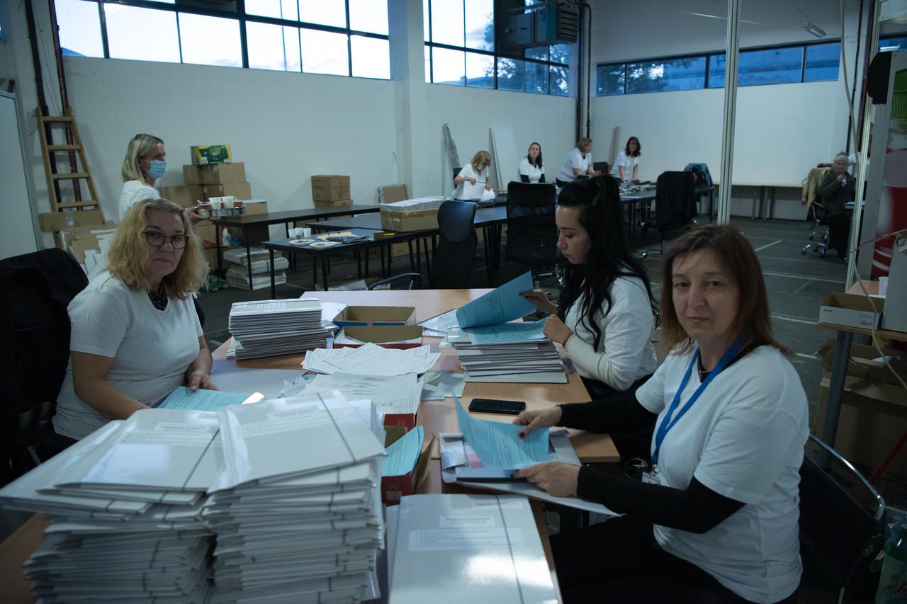 Zagreb: Prebrojavanje glasova nakon održanih lokalnih izbora na Zagrebaèkom velesajmu