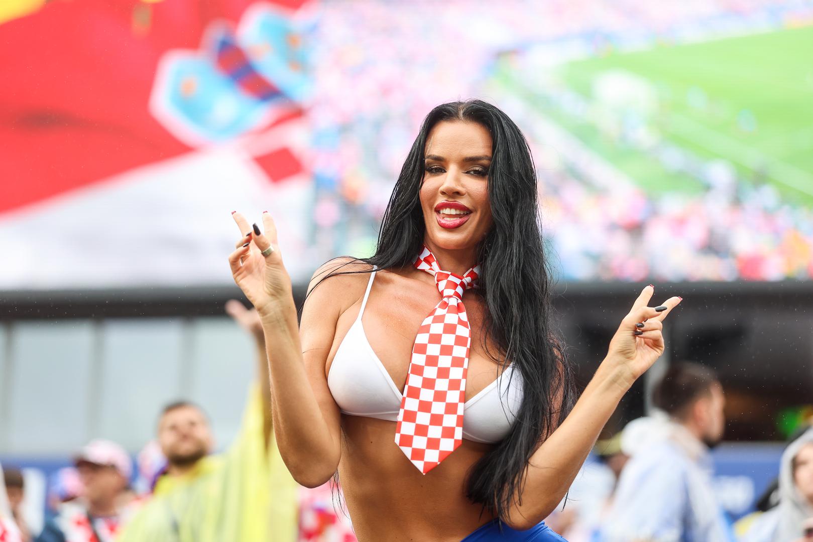 Većina njih sada se nalazi na tribinama Lincoln Financial Field stadiona, a među njima je i najpoznatija obožavateljica hrvatske nogometne reprezentacije - Ivana Knoll.