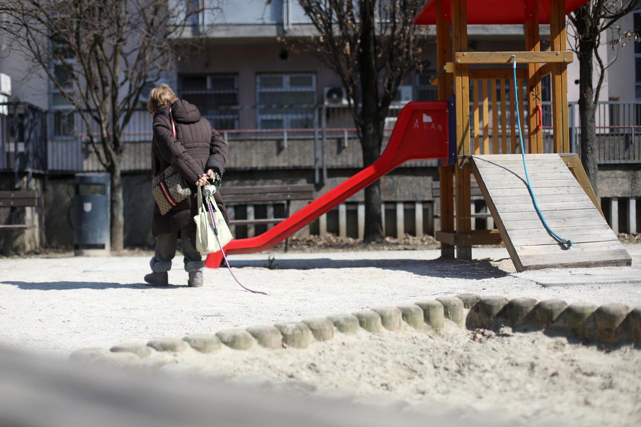 Zagreb: Sunčan dan, a u dječjem parku samo gospođa s psićem u kaputiću