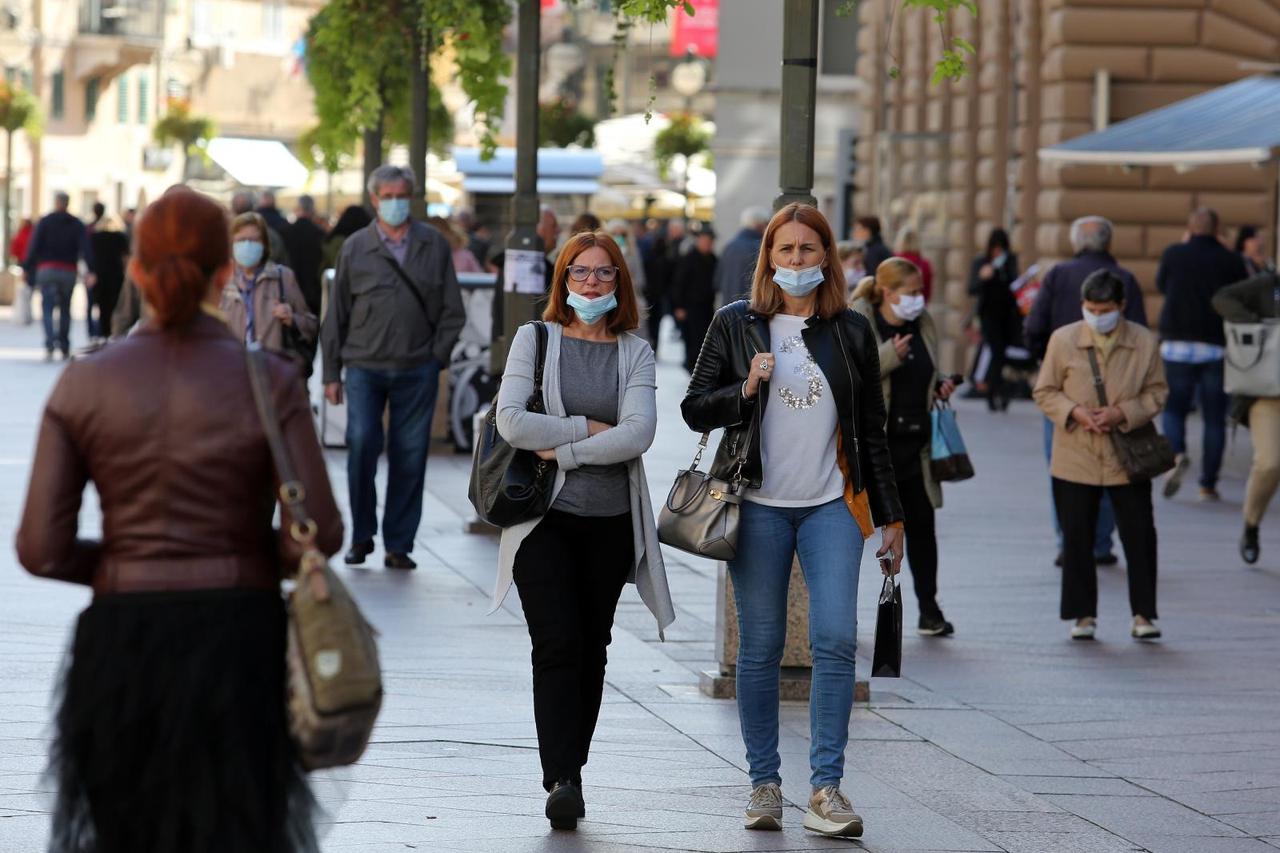 Građani Rijeke na dan najvećeg broja oboljelih nose zaštitne maske i posjećuju terase kafića