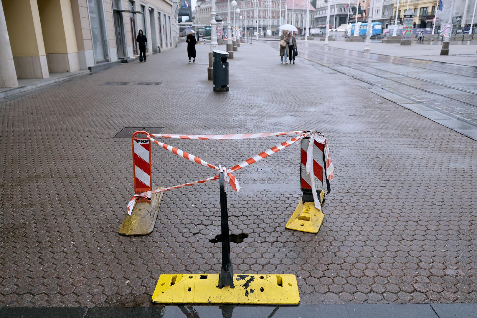 Već danima na početku Jurišićeve stoji zaštitna ograda oko rupe koje se otvorila ispod opločenja.