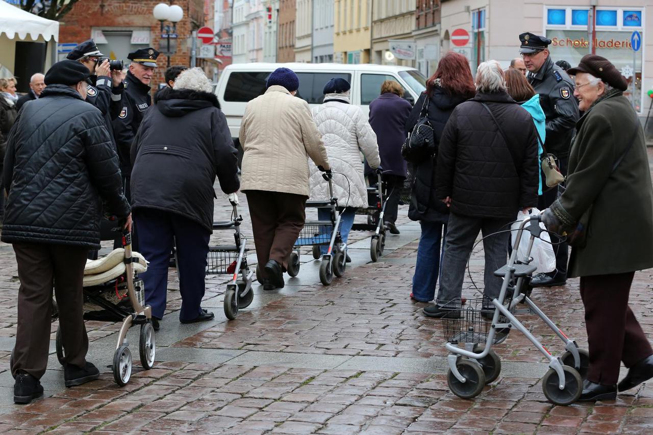 Njema?ka: Umirovljenici na vježbama kretanja po gradu s hodalicama 