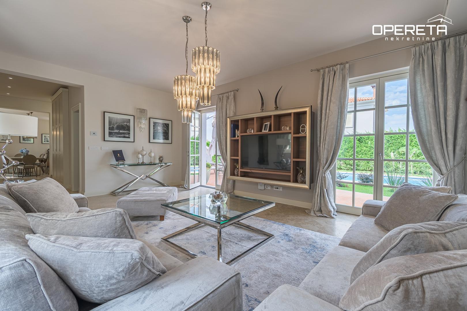 U vrtu se nalazi i odvojena gostinjska kućica s vlastitom kupaonicom, idealna za goste. Vila je građena od prirodnih materijala poput kamena i drva, što joj daje poseban mediteranski izgled.

