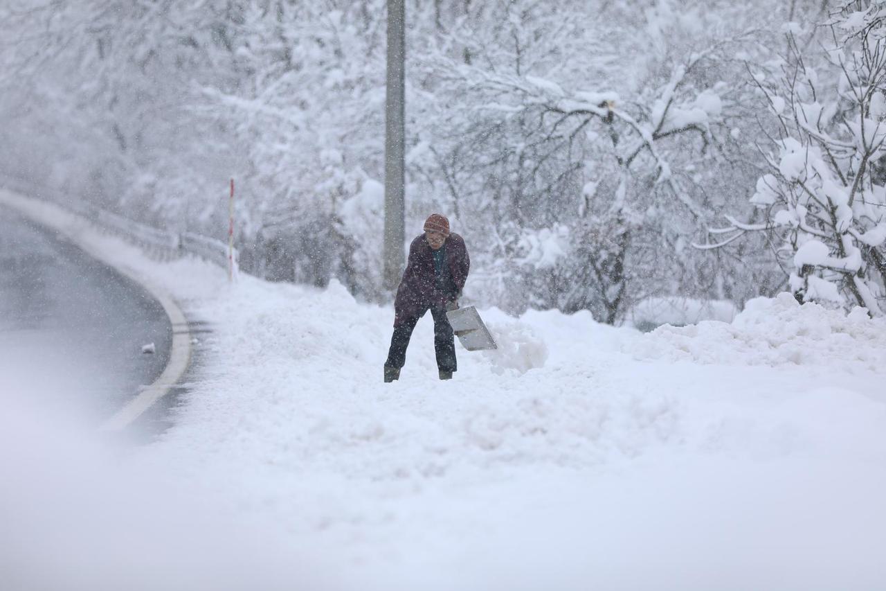 Slunj: Dok ralice čiste prometnice, mještani s lopatama i traktorima čiste snijeg 
