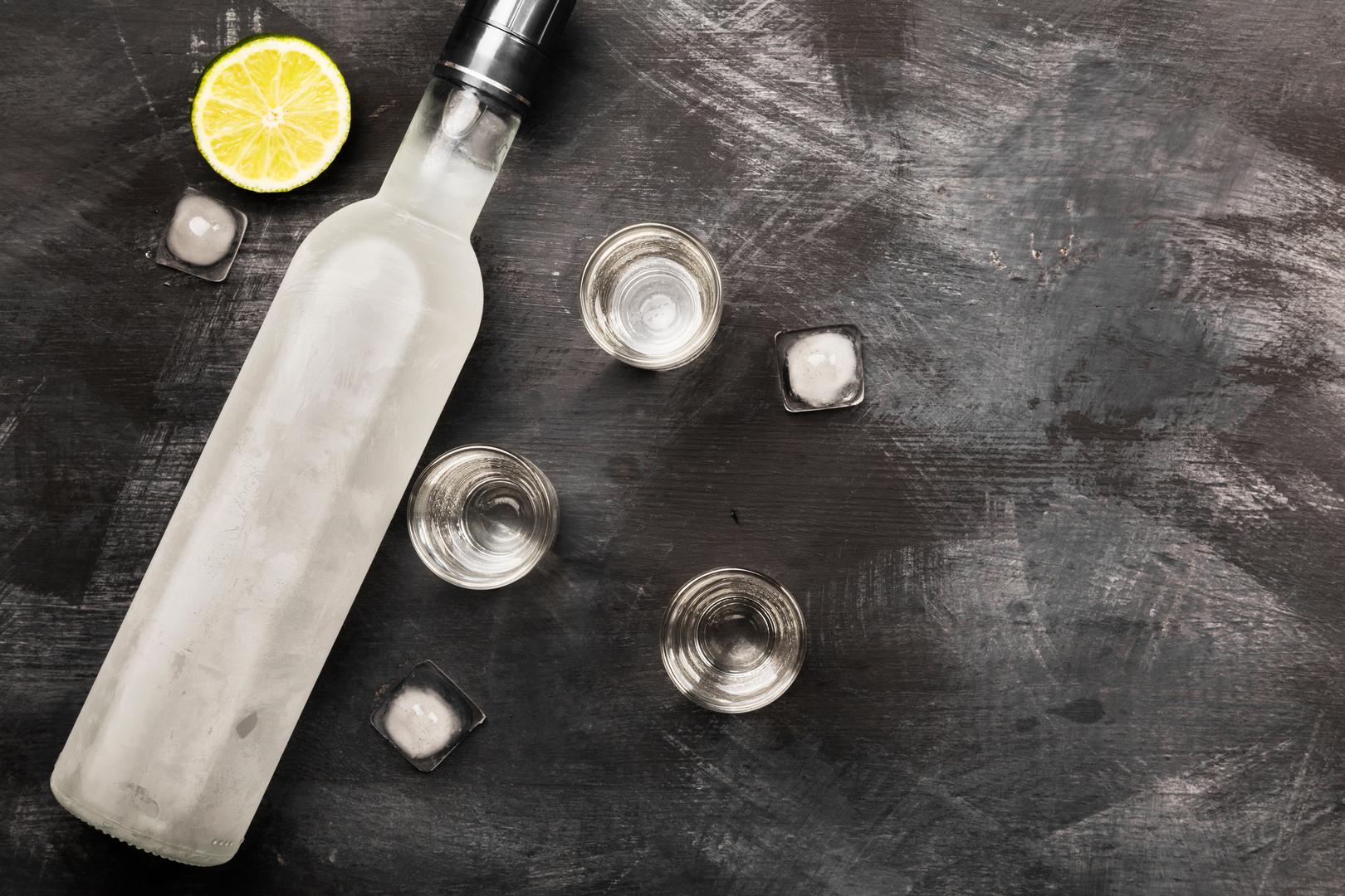 Ovo bi vas moglo iznenaditi, ali votka se ne mora koristiti samo za piće. Ona zapravo ima brojne koristi za kućanstvo, ali i za vas. Naime, ona može koristiti za čišćenje, kuhanje i još mnogo toga, piše Reader's Digest.
