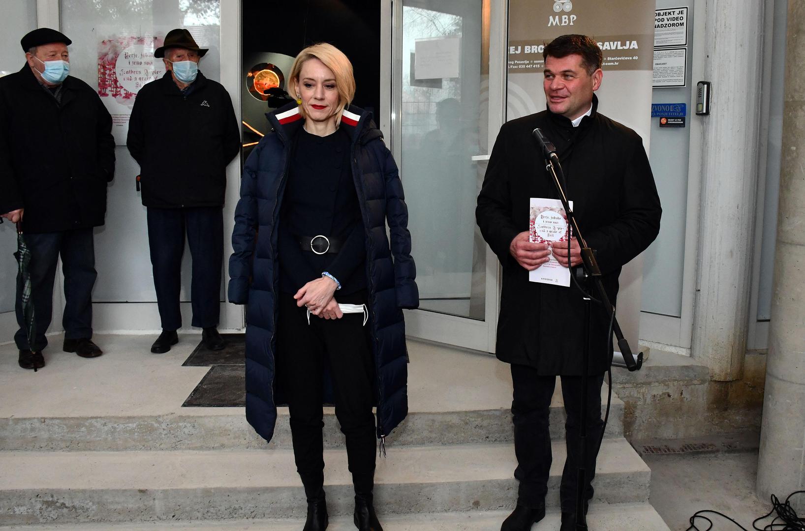 26.11.2021., Slavonski Brod -  U Muzeju Brodskog Posavlja otvorena izlozba Perje, jabuke i zrno soli – bozicni nakit iz fundusa zagrebackog Etnografskog muzeja.