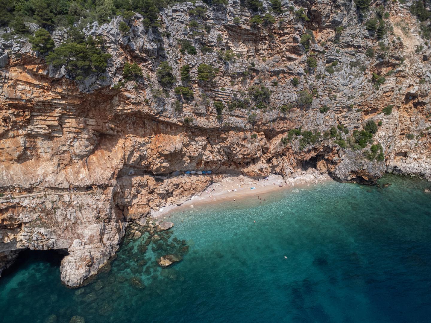 Smještena uz obalu u blizini Popovića, samo nekoliko koraka od dubrovačke zračne luke Ruđer Bošković (Aerodrom Čilipi), plaža Pasjača peta je najpristupačnija plaža od 251 lokacije analizirane u studiji. Ovo skrovito mjesto također je dobilo odličnu ocjenu kvalitete vode od Europske agencije za okoliš—zajedno s 95,6 % hrvatskih kupališta—što Hrvatsku čini trećim najboljim odredištem u Europi za čiste obalne vode.