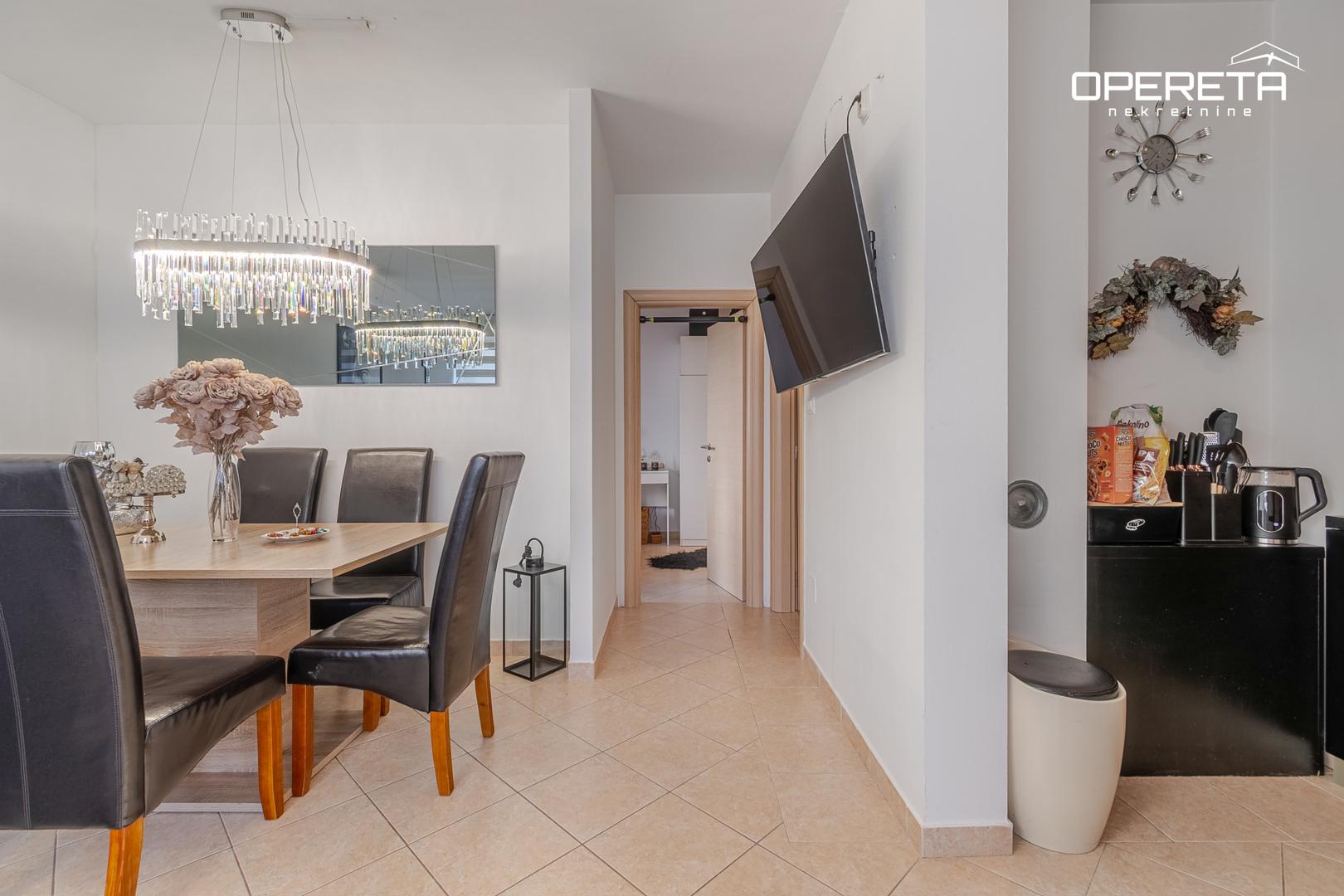 Idealan je za miran život ili kao investicija za turistički najam. Stanarima je na raspolaganju i parkirno mjesto ispred zgrade.