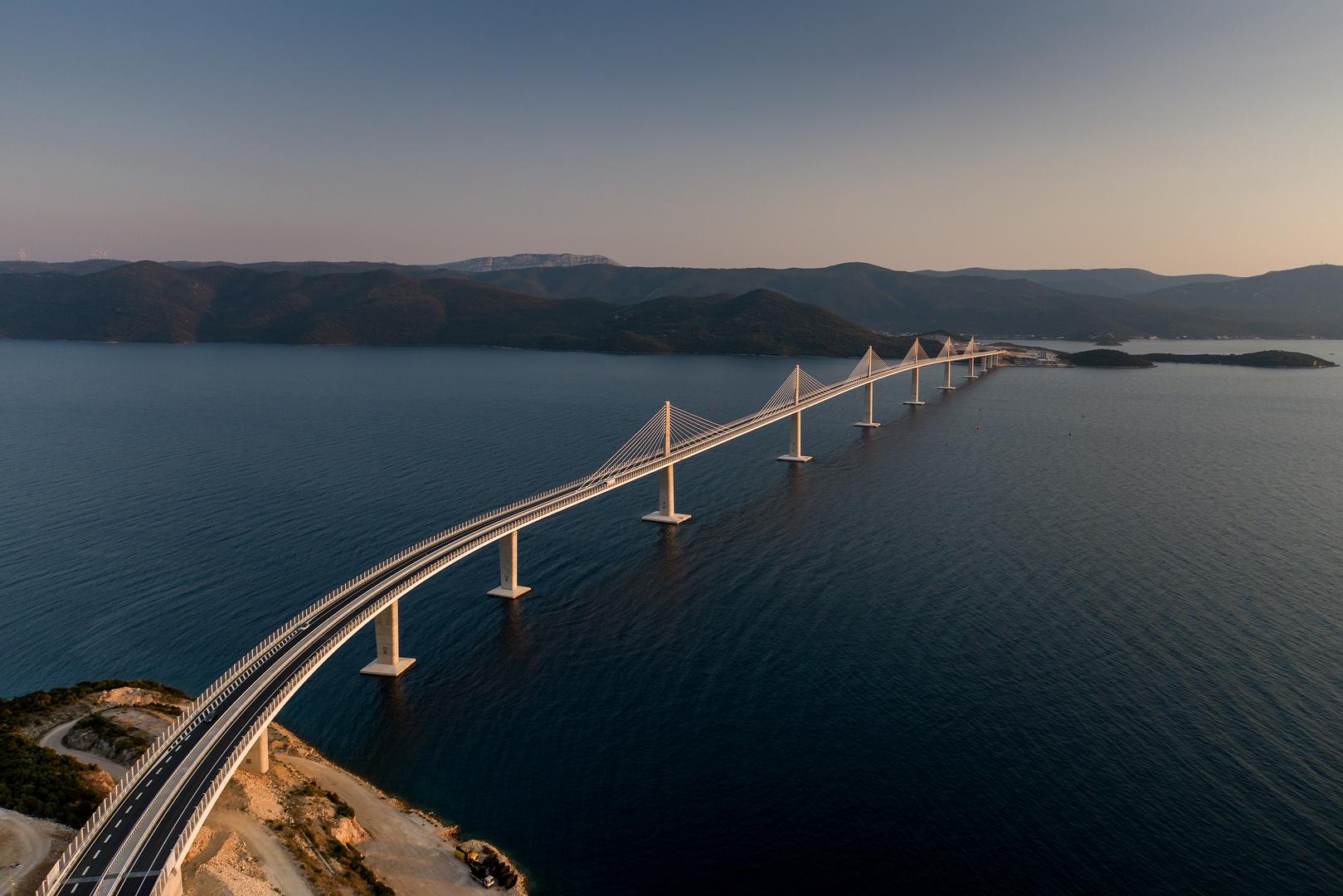 Most je dug 2.400 metara, a plovidbeni profil ispod mosta usuglašen s ekspertnom skupinom BiH 200 puta 55 metara
