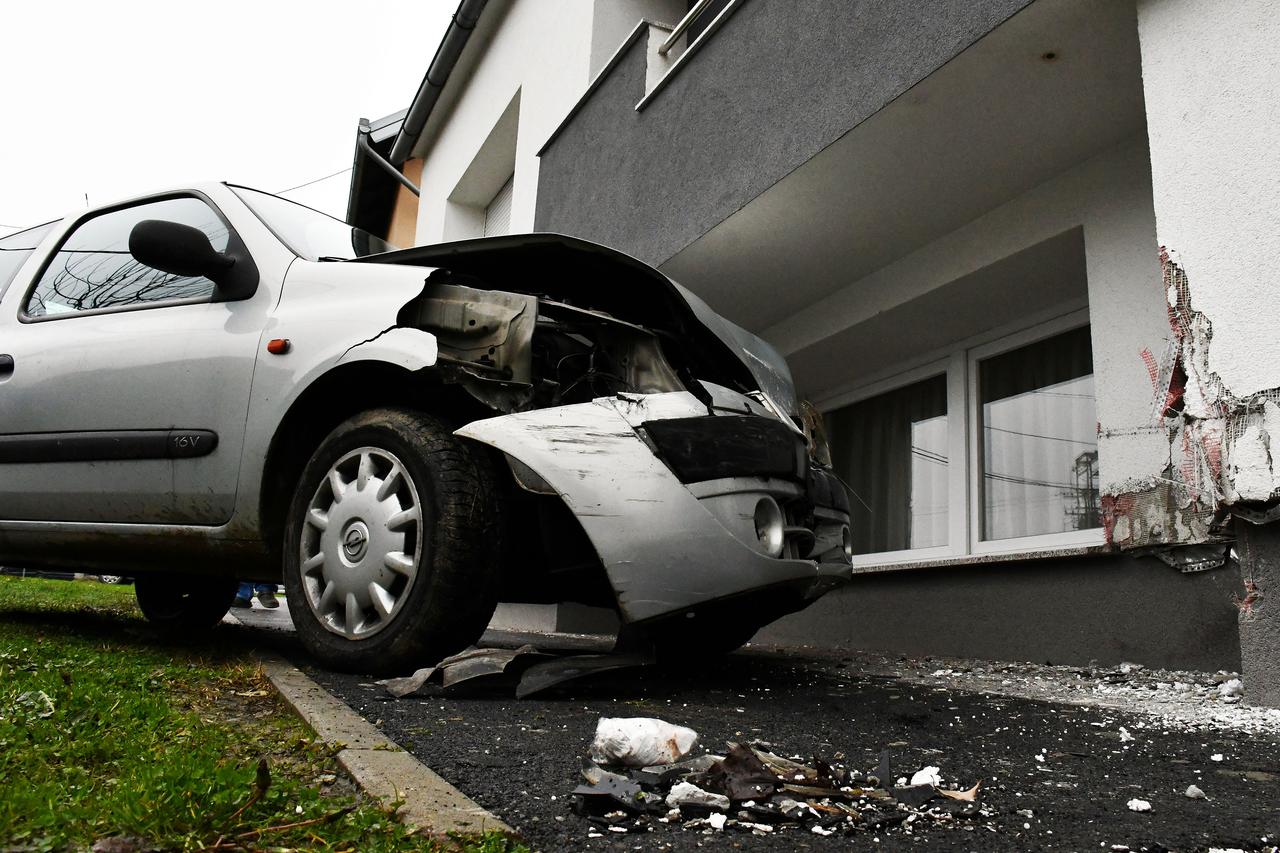 Požega: Automobil se zabio u obiteljsku kuću