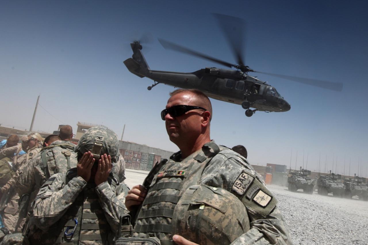 '(FILES) In this picture taken on June 9, 2010, US forces in southern Afghanistan Operations Director General Frederick \'Ben\' Hodges (C) turns away as a Black Hawk helicopter lifts off from Camp Nat
