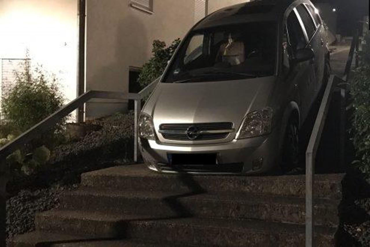 Njemačka: Opel je ostao zaglavljen na stepenicama