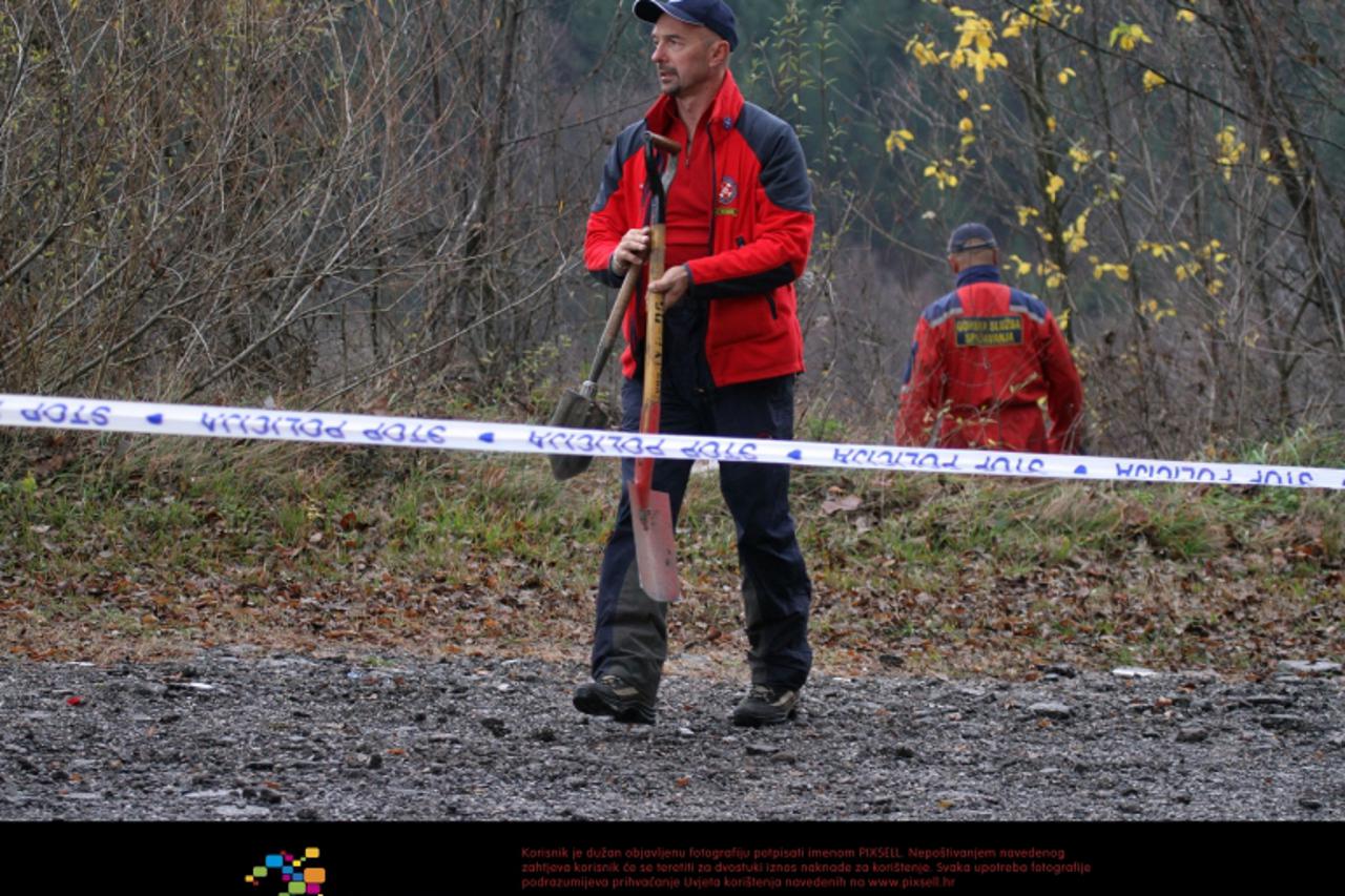 '28.11.2012. Josipdol - Na drzavnoj cesti Josipdol - Senj ispod nadvoznjaka Miljanica na ugibalistu pronadjene ljudske kosti. Policija i pripadnici HGSS-a s psima tragacima pretrazuju podrucje na koje