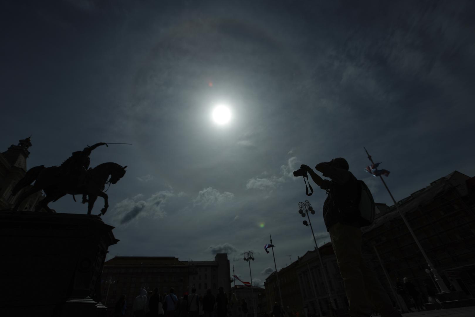 Ovaj zanimljiv optički fenomen nije samo lijep za gledanje, već se često smatra i najavom promjene vremena. Naime, prisutnost ledenih kristala u atmosferi često prethodi dolasku oborina.